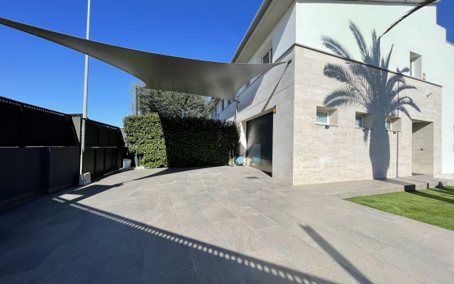 CASA APARELLADA CANTONERA DE LUXE AMB JARDÍ I PISCINA A VILABLAREIX
