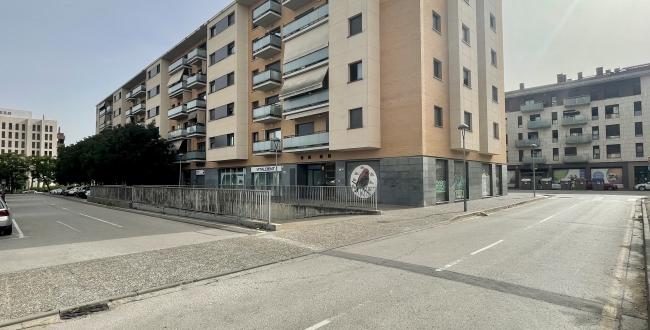 PLAÇA D'APARCAMENT PER A COTXE MITJÀ A L'EIXAMPLE SUD DE GIRONA