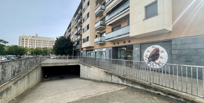 PLAÇA D'APARCAMENT PER A COTXE MITJÀ A L'EIXAMPLE SUD DE GIRONA