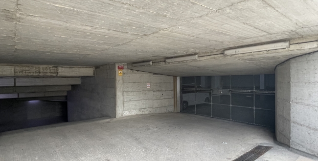 PLAÇA D'APARCAMENT PER A COTXE MITJÀ A L'EIXAMPLE SUD DE GIRONA