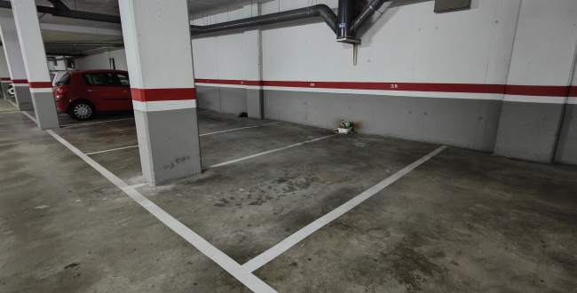 PLAÇA D'APARCAMENT PER A COTXE MITJÀ A L'EIXAMPLE SUD DE GIRONA