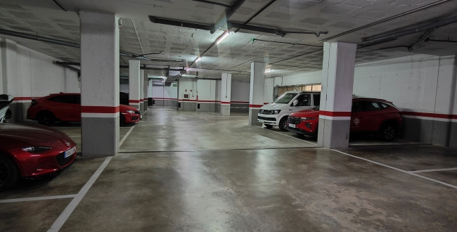 PLAÇA D'APARCAMENT PER A COTXE MITJÀ A L'EIXAMPLE SUD DE GIRONA