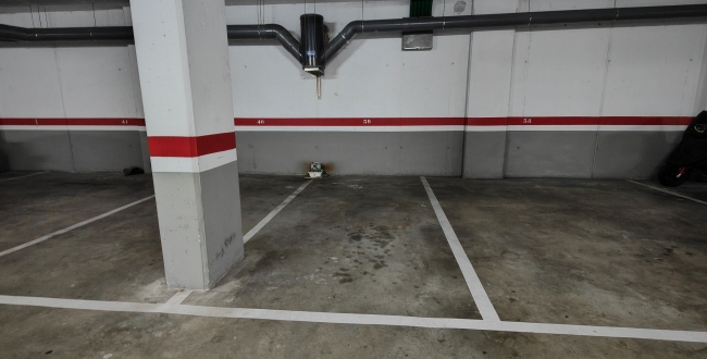 PLAÇA D'APARCAMENT PER A COTXE MITJÀ A L'EIXAMPLE SUD DE GIRONA