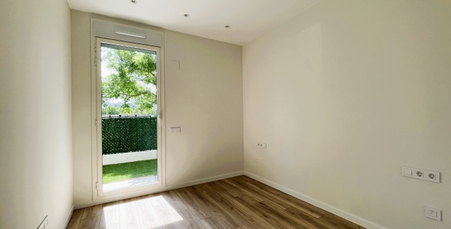 PLANTA BAJA DE OBRA NUEVA CON 2 HABITACIONES, JARDÍN PRIVADO DE 90M2, PARKING Y ZONA COMUNITARIA CON PISCINA EN DOMENY - GIRONA