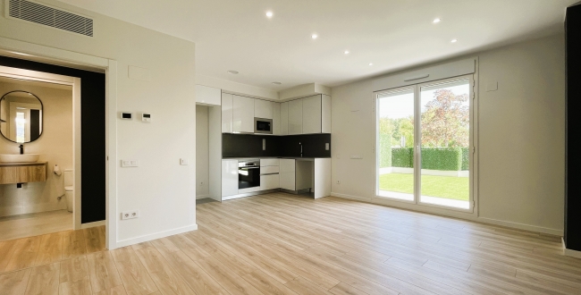PLANTA BAJA DE OBRA NUEVA CON 2 HABITACIONES, JARDÍN PRIVADO DE 90M2, PARKING Y ZONA COMUNITARIA CON PISCINA EN DOMENY - GIRONA