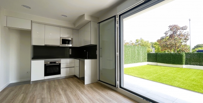 PLANTA BAJA DE OBRA NUEVA CON 2 HABITACIONES, JARDÍN PRIVADO DE 90M2, PARKING Y ZONA COMUNITARIA CON PISCINA EN DOMENY - GIRONA