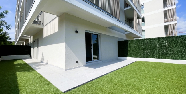 PLANTA BAJA DE OBRA NUEVA CON 2 HABITACIONES, JARDÍN PRIVADO DE 90M2, PARKING Y ZONA COMUNITARIA CON PISCINA EN DOMENY - GIRONA