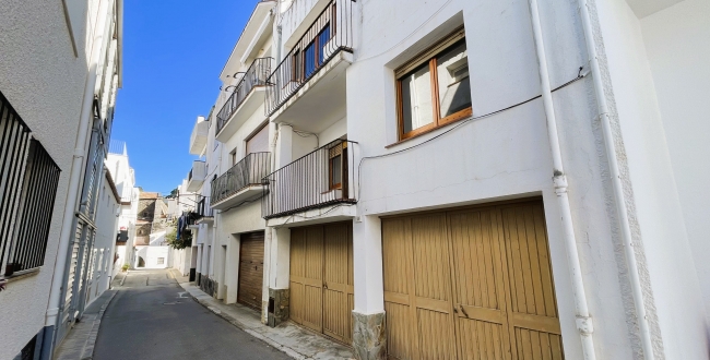 CASA ADOSSADA AMB VISTES AL CENTRE DE PORT DE LA SELVA