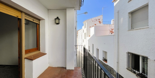 CASA ADOSSADA AMB VISTES AL CENTRE DE PORT DE LA SELVA
