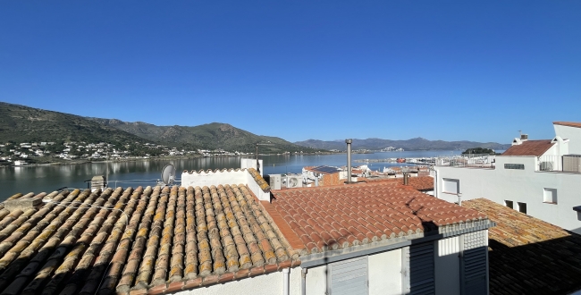 CASA ADOSSADA AMB VISTES AL CENTRE DE PORT DE LA SELVA