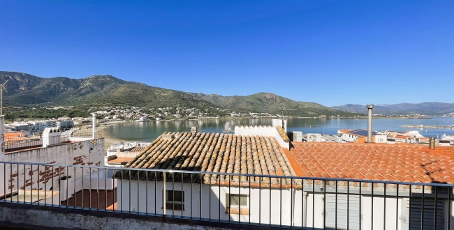 CASA ADOSSADA AMB VISTES AL CENTRE DE PORT DE LA SELVA