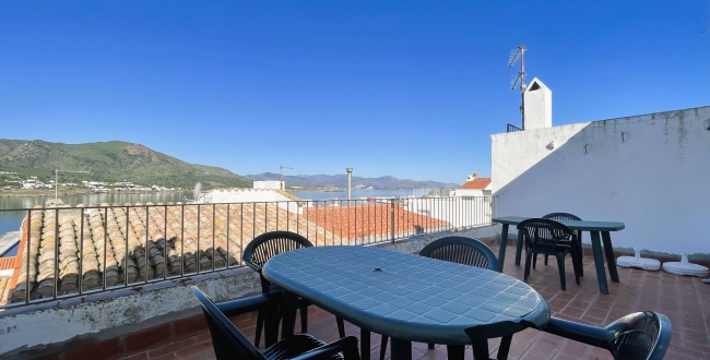 CASA ADOSSADA AMB VISTES AL CENTRE DE PORT DE LA SELVA