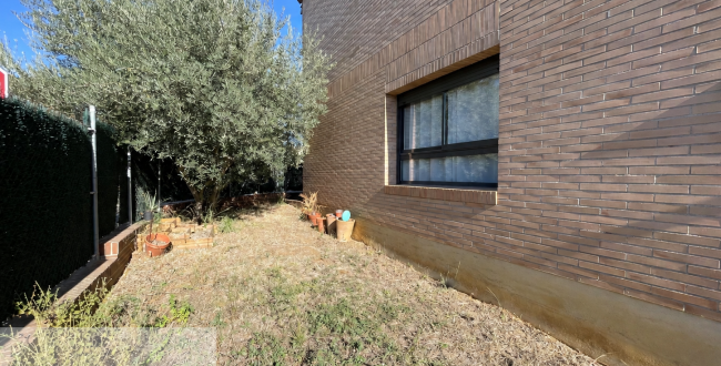 CASA ADOSSADA AMB JARDÍ, TERRASSES I GARATGE PER A DOS COTXES A CASSÀ DE LA SELVA