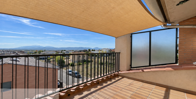 CASA ADOSSADA AMB JARDÍ, TERRASSES I GARATGE PER A DOS COTXES A CASSÀ DE LA SELVA
