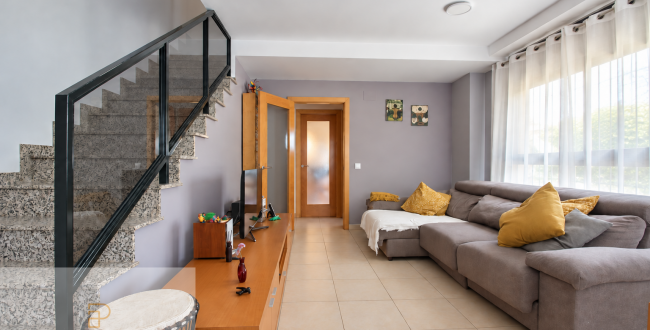 CASA ADOSSADA AMB JARDÍ, TERRASSES I GARATGE PER A DOS COTXES A CASSÀ DE LA SELVA