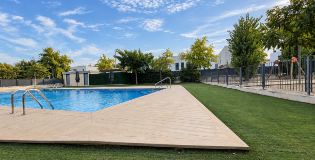 ÀTIC DÚPLEX AMB DUES TERRASSES, PISCINA COMUNITÀRIA, DOS PÀRQUINGS I TRASTER.