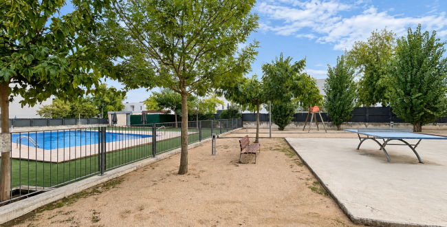 ÀTIC DÚPLEX AMB DUES TERRASSES, PISCINA COMUNITÀRIA, DOS PÀRQUINGS I TRASTER.