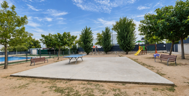 ÀTIC DÚPLEX AMB DUES TERRASSES, PISCINA COMUNITÀRIA, DOS PÀRQUINGS I TRASTER.
