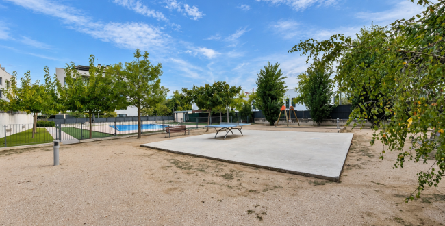 ÀTIC DÚPLEX AMB DUES TERRASSES, PISCINA COMUNITÀRIA, DOS PÀRQUINGS I TRASTER.