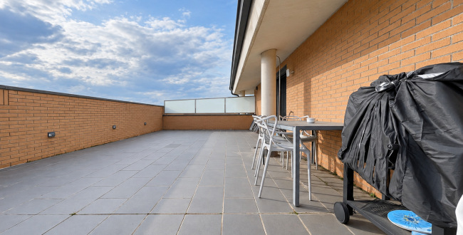 ÀTIC DÚPLEX AMB DUES TERRASSES, PISCINA COMUNITÀRIA, DOS PÀRQUINGS I TRASTER.